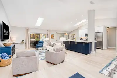 Image de Marilyn House - Fully Renovated Beach-Side Home