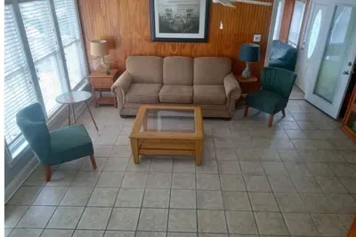 Image de Cozy beach house two blocks from the beach with sunsets over the sound.