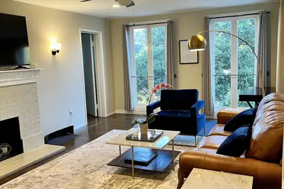 Image de Lovely 2 bed/1 bath duplex unit with parking, in-unit laundry and shared yard.
