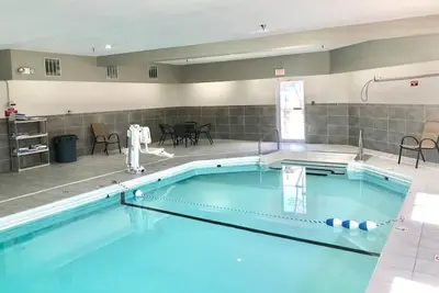 Image de Maximum Comfort! 2 Units with Free Parking, Pet-friendly, Indoor Pool!