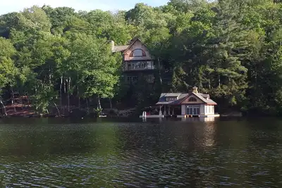 Image de Modern elegance set in the most spectacular Muskoka terrain on Lake Rosseau