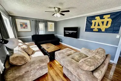 Image de 4 bed 2 bath house, walk to Notre Dame, safe area