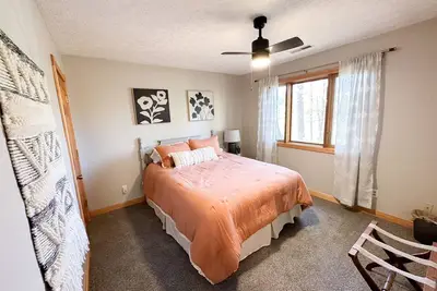 Image de Home in the woods two miles from Hillsboro and five miles from Rocky Fork Lake.