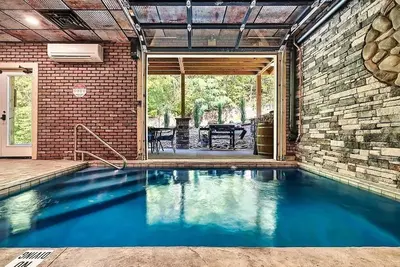 Image de Sweet November Cabin~Indoor Pool, Fireplaces, Hot Tub, Copper Tubs, Ev Charger, Porch