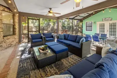 Image de Enjoy art and relaxation in this hilltop home