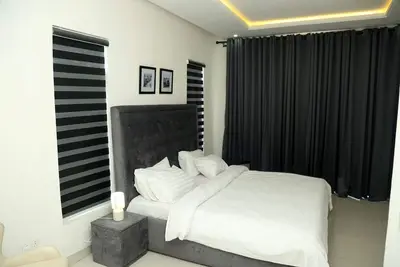 Image de Domira Smart Luxury Duplex Apartment, 24 hour power, centrally12min to Airport \n