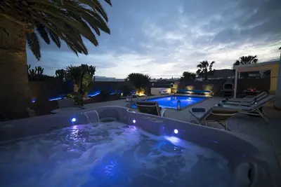 Image de Extraordinary Playa Blanca Villa | 3 Bedrooms | Villa Naraku | Spacious Sun Terrace | Outdoor Pool, Hot Tub and Bbq | Playa Blanca