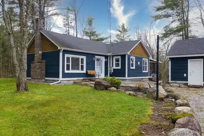 Image de This pretty oasis is tucked away in Beley Bay on historic Lake Rosseau.