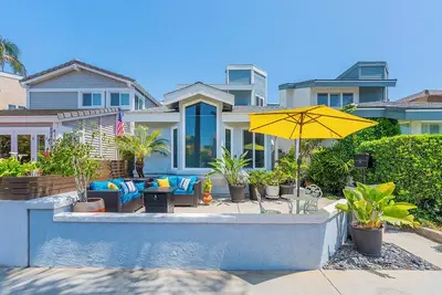 Image de New Listing! ! Beautiful Downtown Hb \/ Updated \/ New Furniture and Appliances