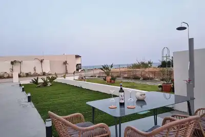 Image de Lago Beach Living features a beachfront modern decorated deluxe room.
