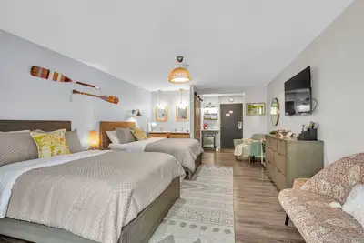 Image de Modern Pet Friendly Courtyard View