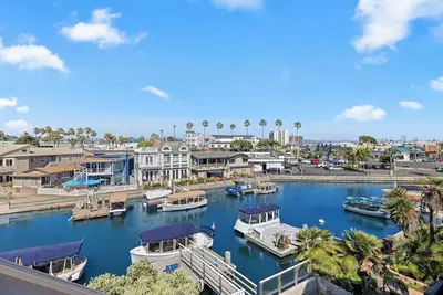 Image de Beach home with dock! Duffy boat available at additional cost. Walk everywhere!