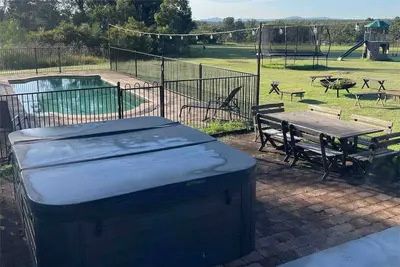 Image de Ironstone Homestead family private pool and hot spa open fire games room