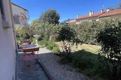 Image de Studio dans quartier résidentiel avec jardin