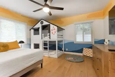 Image de •Disney Christmas • 9mins to Disneyland • Ev Charger • Large Backyard •