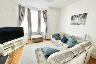 Image de Spacious Three Bed House & Private Garden - New Brighton Beach & Promenade