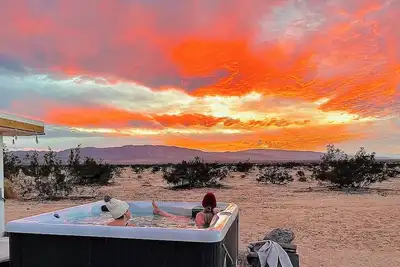 Image de Sunsets + Hot Tub + Starlink, 15 mins to Park