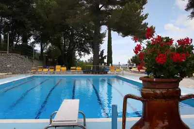 Image de Maison mobile avec climatisation, terrasse et piscine
