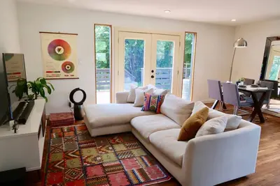 Image de Modern Artistic Getaway with Large Garden