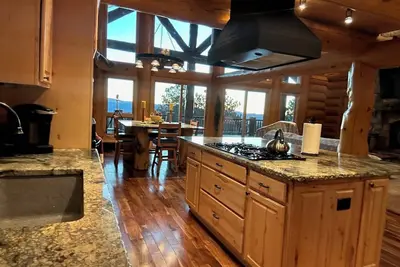 Image de This breathtaking view and home is sitting w/ a birds eye view of Pike's Peak.