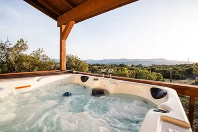 Image de Country Hot Tub Hideaway with Amazing Views on 40 Acres. Stargazer's dream house