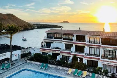 Image de Appartement avec vue sur l'océan, piscine, jardin, terrasse et Wi-Fi.