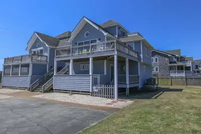 Image de Beautiful semi-oceanfront townhouse with community pool, Great location!