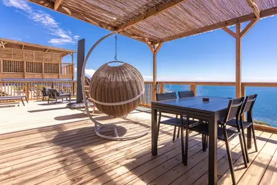 Image de Bungalow 'Domaine Ile D'or, Segur 8' avec vue sur la mer, piscine partagée et terrasse privée