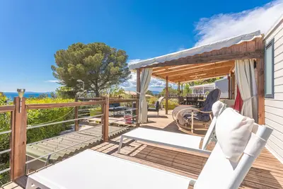 Image de Bungalow 'Ile D'or Parcelle Victor Hugo 1' avec vue sur la mer, piscine partagée et terrasse privée