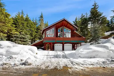 Image de Mountain-view house with hot tub, fireplace, balcony, deck, foosball table & W/D