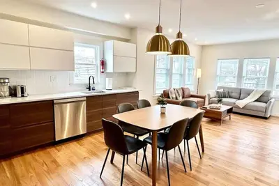 Image de Spotless and Modern Apt w/2Ba, W/D, King Bed, Parking