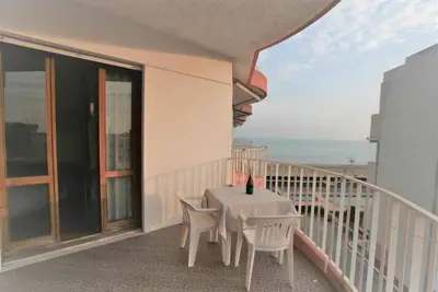 Image de Appartement de vacances avec balcon et un climat