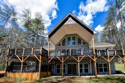 Image de Secluded 2-story home with private hot tub, game room, fireplace, firepit, decks