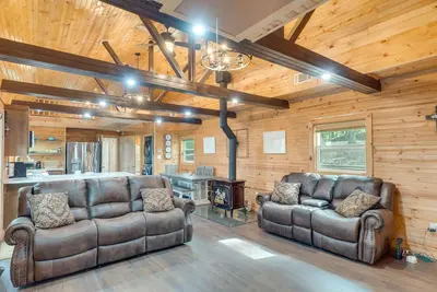 Image de Cozy Hemphill Cabin w\/ Lake Views & Deck!