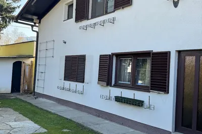 Image de Maison de 2 chambres, 2 salles de bains avec un salon et un espace de réception à l'étage