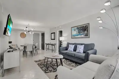 Image de Cozy Beachfront 2 Bedroom Condo Beach Service 406