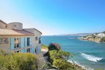 Image de Maison pieds dans l'eau, accès plage privée