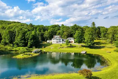 Image de Secluded Estate w\/ Guest House, Private Pond, Gym, & Movie Theater | Sunny Pond