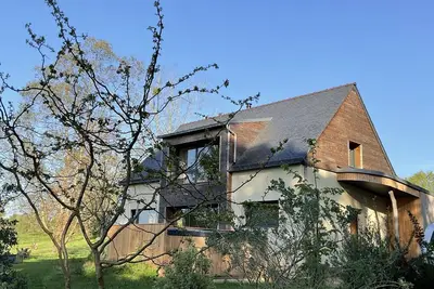Image de Maison récente, bioclimatique et lumineuse au calme et à 15’ de l’océan.