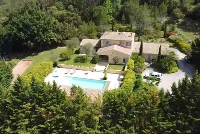 Image de Bastide provençale de 220m2, sansvis à vis avec piscine sur un terrain de 10000m2