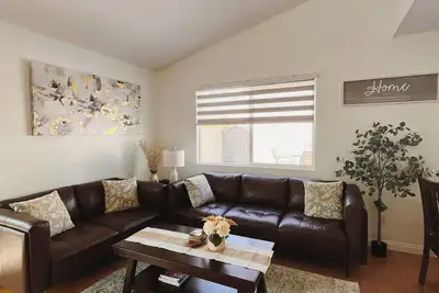 Image de Tranquil Retreat in Little Saigon. 15’ from Disneyland