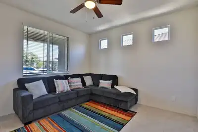 Image de New 4 Br home with garage, pool, play area, splash pads, fenced backyard