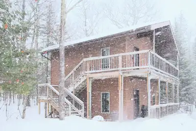 Image de Woodland Lodging | Cozy Two-Level Retreat