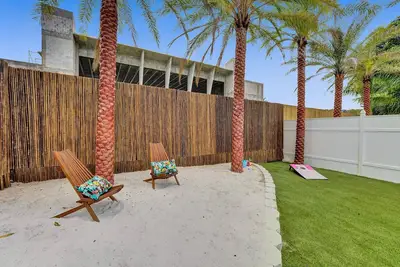 Image de Miami Art Deco Style Unit With Hot Tub