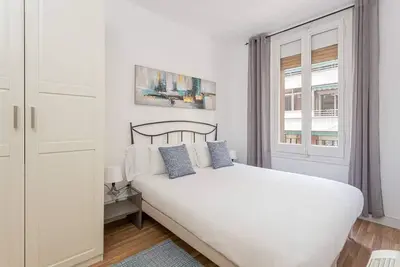 Image de Charming apartment in a great location to explore Barcelona, local neighborhood away from the touristic mass and very well connected to the center by metro. The metro station is just 5 minutes away.