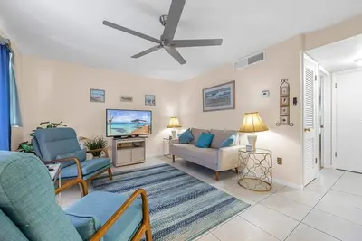 Image de Steps to the Beach – Cozy 2-Bedroom Condo