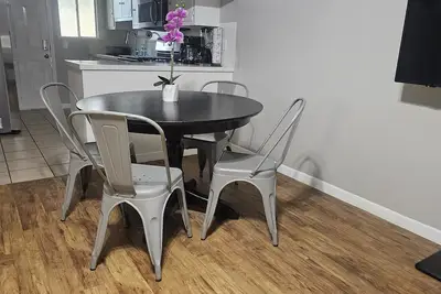 Image de Entire Unit | 2br | Washer/Dryer | Sleeps 6 | Near Airport