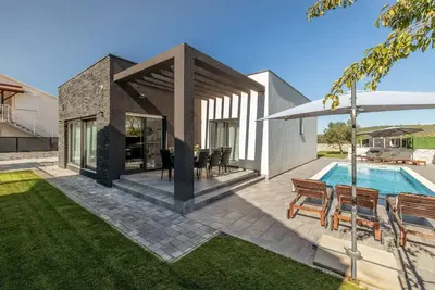 Image de Maison de vacances Sibenik pour 1 - 6 personnes avec 3 chambres à coucher - Maison de vacances