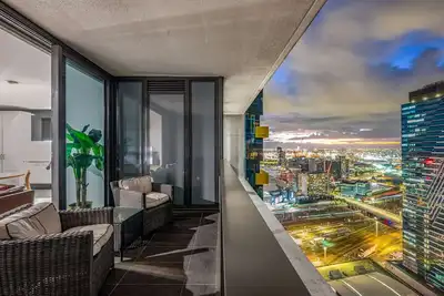 Image de Artfully Curated Sanctuary with City Vibe and Car Space