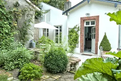 Image de Gîte de Charme au Cœur de Blois avec Jardin Privé, Garage et Équipements Modernes